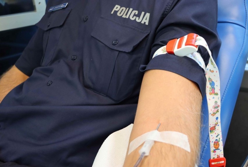 Policjanci z Radomia i pracownicy cywilni komendy oddali honorowo krew. Ile udało się zebrać?