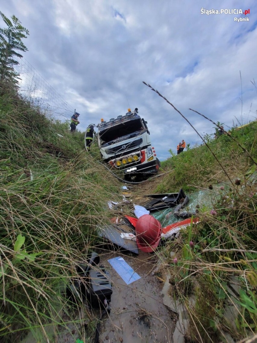 Wypadek na DW 935 w Rybniku. Ciężarówka wpadła do rowu, kierowca wypadł przez przednią szybę