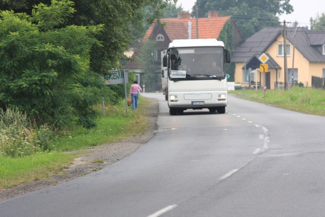 Tymi poboczami przy ruchliwej drodze wojewódzkiej na zakupy do marketu często wędrują matki z dziećmi.