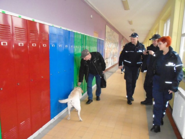 Żory: Policjanci w szkole razem z psem. Co robili w "Miarce"?