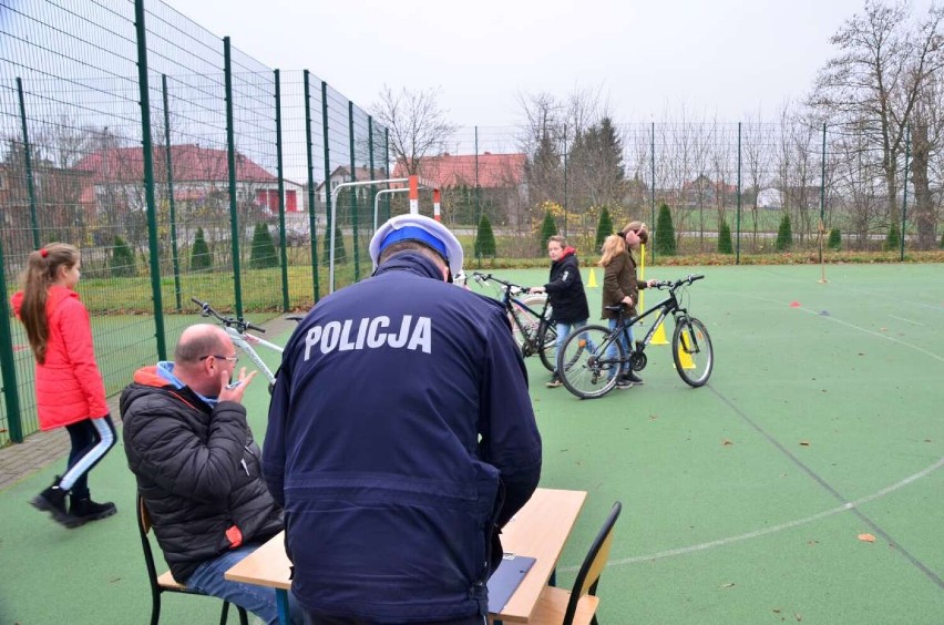 Uczniowie dwóch klas Szkoły Podstawowej w Starych Polaszkach zdawali egzaminy na kartę rowerową ZDJĘCIA