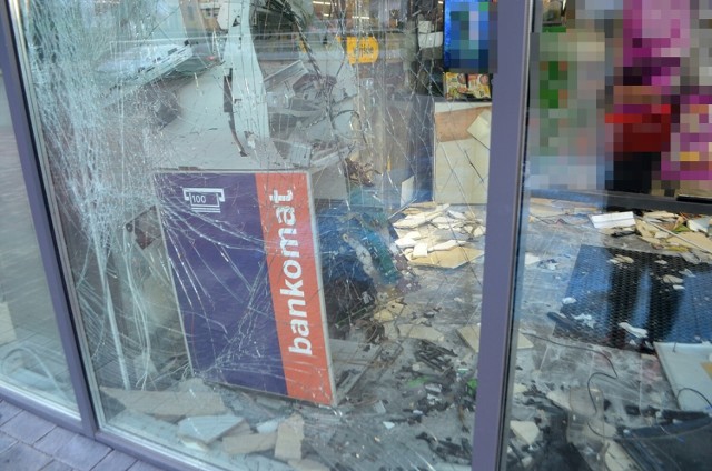 Bankomat w markecie został całkowicie zniszczony
