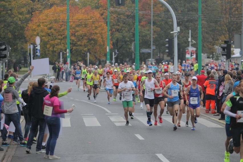 Maraton w Poznaniu 2017: Tysiące biegaczy na ulicach...