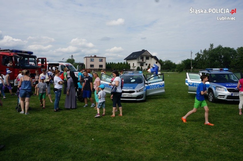 Policjanci i wójt zorganizowali rajd rowerowy. Było piknikowo, ale można było też zdawać na kartę rowerową [ZDJĘCIA]