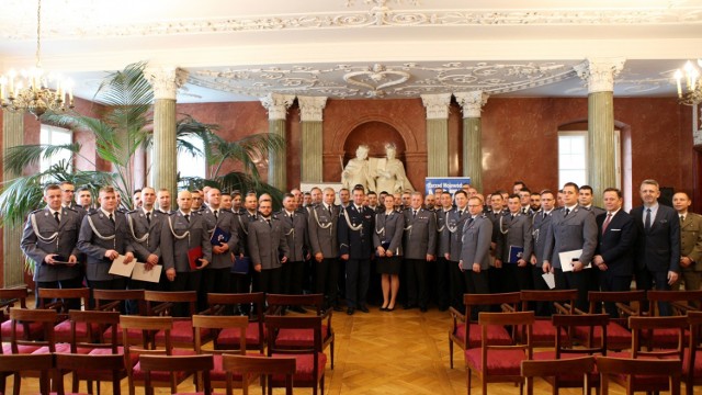 Kościan. Policjanci z Kościana otrzymali Kryształową Gwiazdę