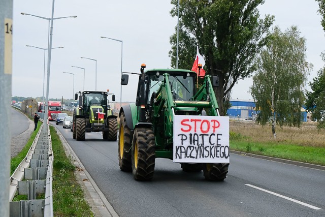 Rolnicy przejechali traktorami ulicami Żar, najwięcej utrudnień mieli kierowcy na obwodnicy