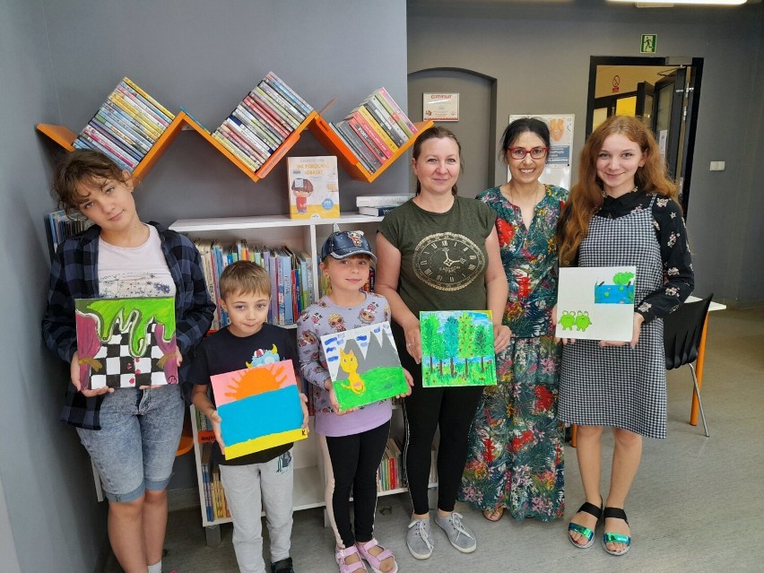 Piątkowe artystyczne zajęcia dla dzieci z Ukrainy w bibliotece „Pod Sową”
