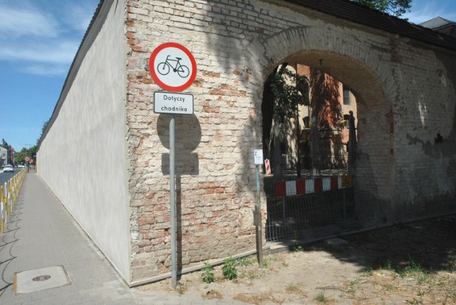 Mur przy lapidarium w Lesznie