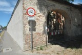 Mur przy lapidarium w Lesznie - efekty tynkowania nie podobają się mieszkańcom i radnym