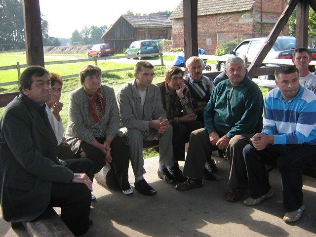 Mieszkańców Niwek wspiera radny Marek Kosmala (z prawej)