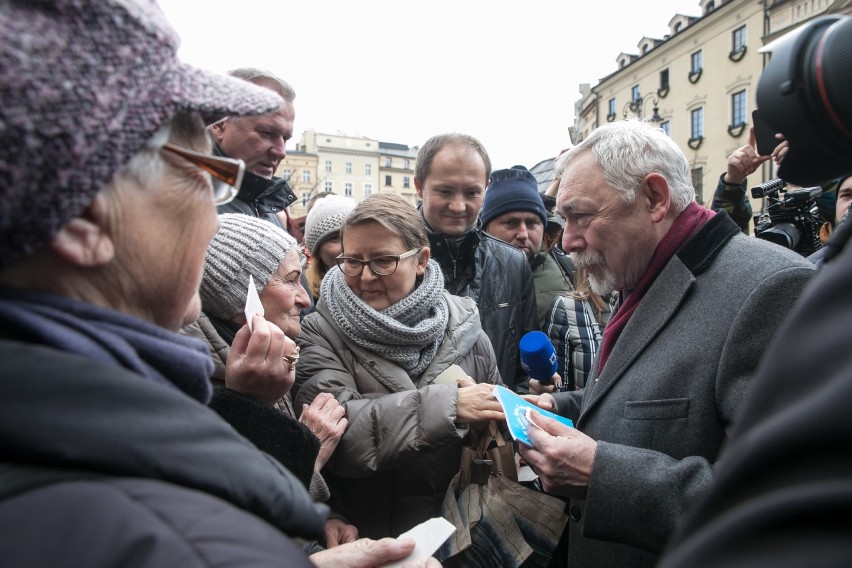 Kraków. Tradycyjne spotkanie opłatkowe na Rynku Głównym. Mieszkańcy i prezydent składali sobie życzenia [ZDJĘCIA]