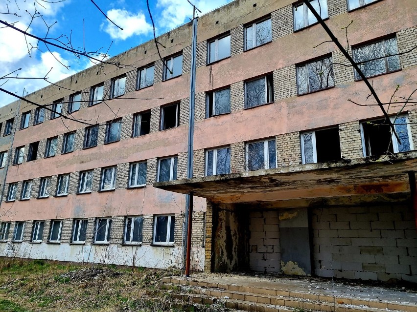 Opuszczona szkoła na Śląsku - ZDJĘCIA. Kiedyś uczyło się tu kilkaset dzieci... teraz wygląda strasznie
