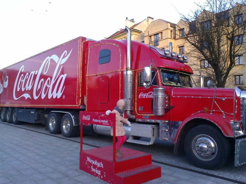 Legendarna czerwona ciężarówka ma blisko 18,5 metra...