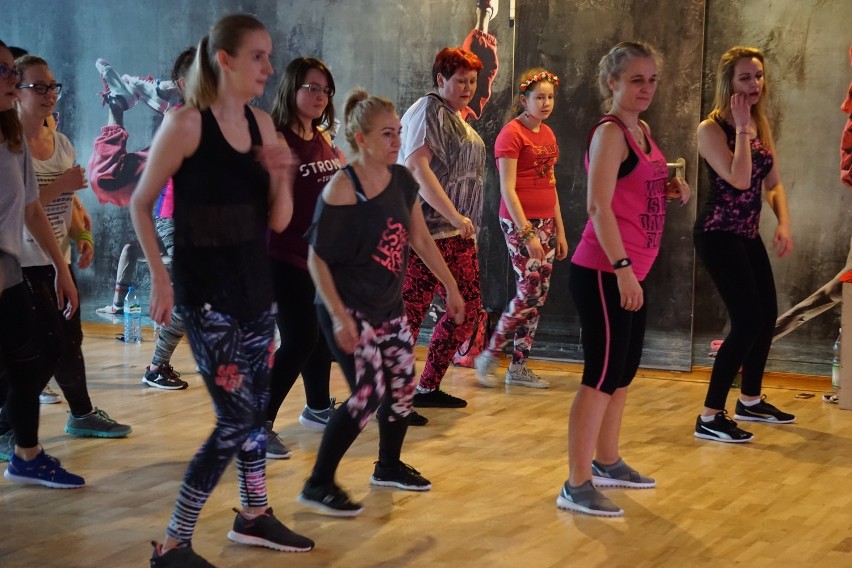 Zumba na Dzień Kobiet w Bella Line Wellness. Jacek Roszak rozruszał bydgoszczanki! [zdjęcia, wideo]