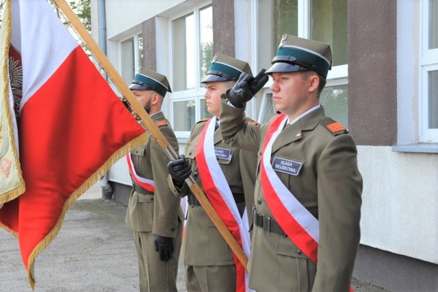 W dniu inauguracji roku szkolnego 2019/2020 podpisaner zostało  porozumienia o współpracy szkoły z nowym partnerem. ZS im. prof. Emila Chroboczka w Szuninie nawiązał tym samym wspólpracę z 8. Kujawsko-Pomorską Brygadą Obrony Terytorialnej im. gen. bryg. Elżbiety Zawackiej PS. „Zo”. Podpisy po d dokumentem złożyli dyrektor Alicja Jaśkowiak i dowódca brygady płk Krzysztof Stańczyk. To kolejne takie porozumienie zawarte przez dyrekcję szkoły.  Placówka spólpracuje juz m.in. z Wojskową Komendą Uzupełnień w Bydgoszczy, Klubem Żołnierzy Rezerwy Ligii Obrony Kraju w Nakle, Związkiem Strzeleckim Oddział w Bydgoszczy (obecnie GWARD Oddział w Bydgoszczy), Kwidzyńskim Stowarzyszeniem Sportowo Kolekcjonerskim GWARD w Kwidzynie, Uniwersytetem Technologiczno-Przyrodniczym w Bydgoszczy, Uniwersytetem Kazimierza Wielkiego w Bydgoszczy, Wyższą Szkołą Logistyki w Poznaniu i wi innymi partnerami. 
 
Podczas uroczystości uczniom klasy IV Technikum Logistycznego  wręczono Certyfikatów ukończenia szkolenia przedmiotu edukacja wojskowa


Flesz - wypadki drogowe. Jak udzielić pierwszej pomocy?

