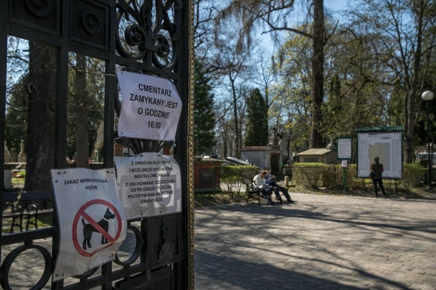 Kraków. Cmentarze są otwarte, ale z ograniczeniami spowodowanymi pandemią