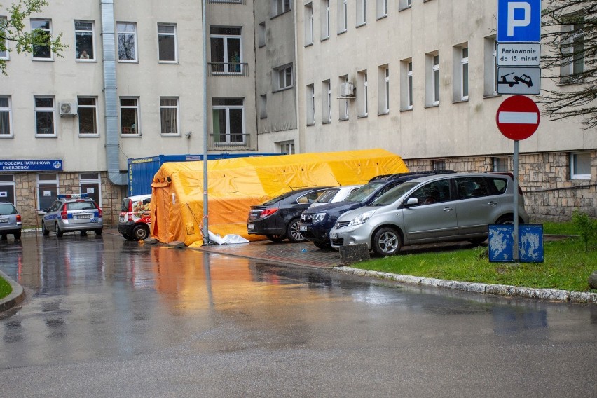 Zakopane. Tragedia w szpitalu. Pacjent wypadł z okna. Nie żyje