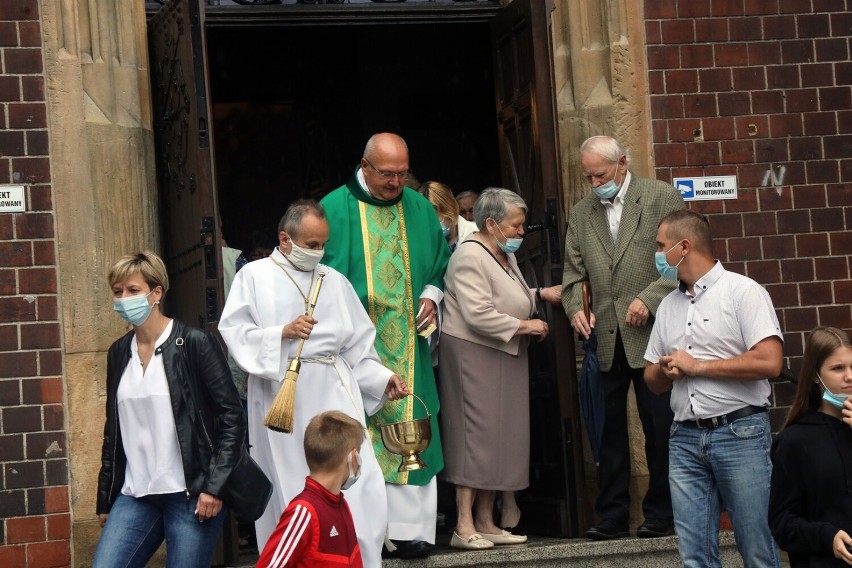 Święcenie samochodów w Legnicy. Dzisiaj jest dzień św. Krzysztofa, patrona kierowców