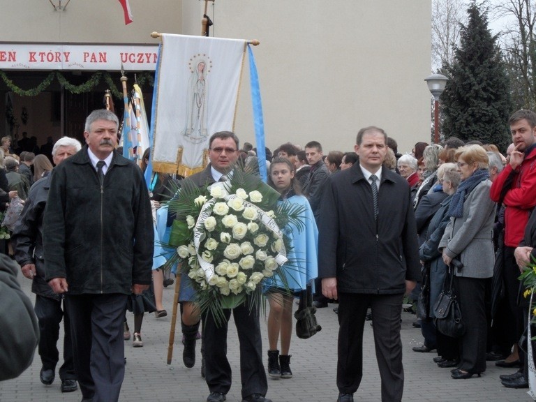 Rusinowice: Pogrzeb ks. Damiana Kominka [ZDJĘCIA]. Duszpasterza żegnały tłumy wiernych