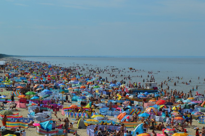 Dostęp do morza odcięty przez parawany? Weekendowe oblężenie na mierzejskich plażach.