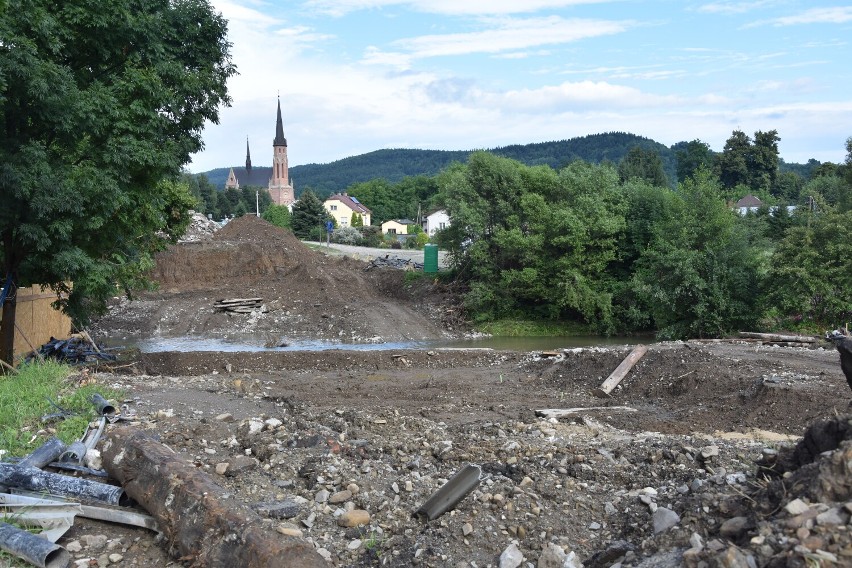 Sękowa. Po starym moście na Sękówce nie ma śladu. Trwa budowa nowej przeprawy [ZDJĘCIA]