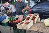 Na targowisku miejskim w Zduńskiej Woli  truskawki kosztują od 5 zł! Ruszył sezon ogórkowy ZDJĘCIA, CENY