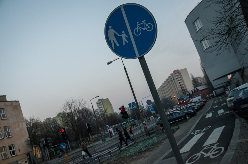 Ścieżka rowerowa koliduje z powagą pomnika? Radni chcą...