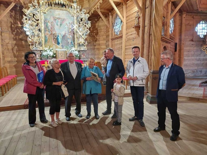 Elżbieta Dzikowska podczas wizyty studyjnej odwiedziła sakralne obiekty architektury drewnianej na Opolszczyźnie