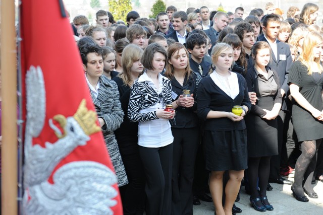 Społeczność Zespołu Szkół im. Jana Kasprowicza podczas apelu