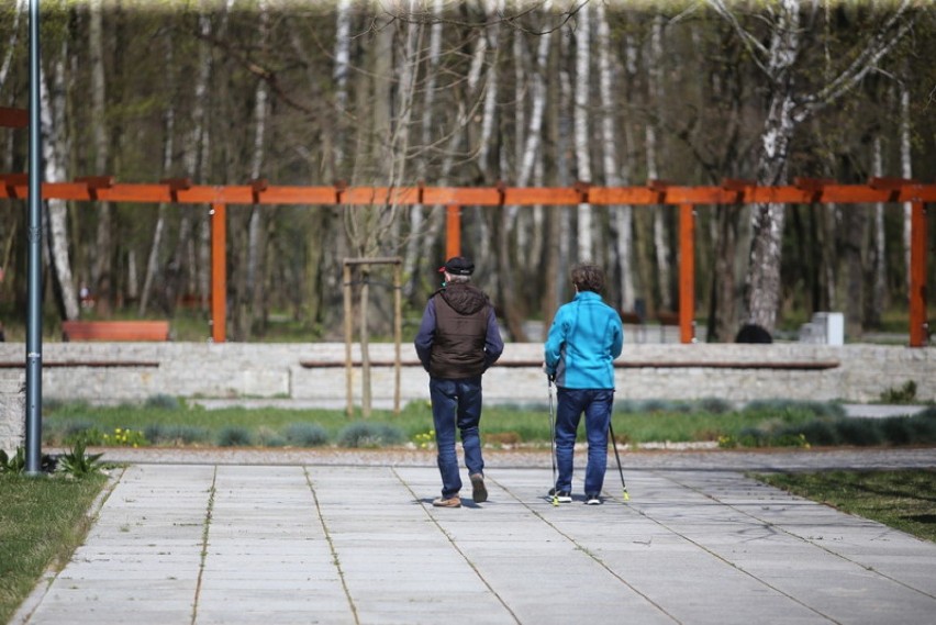 Park Zielona ponownie zapełnia się powoli spacerowiczami i...