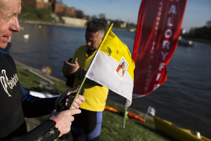 Dwóch mężczyzn pokonało wpław 80 km by uczcić świętego Jana...