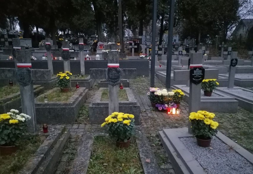 Groby żołnierzy I i II wojny światowej na cmentarzach w...
