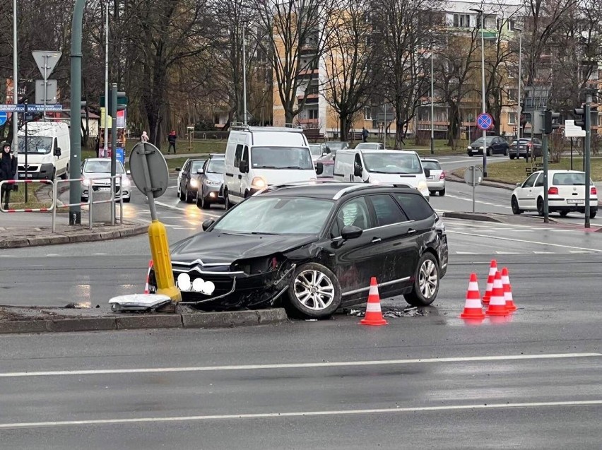 Pijany kierowca na ruchliwej ulicy w Krakowie. Dwa auta skasowane