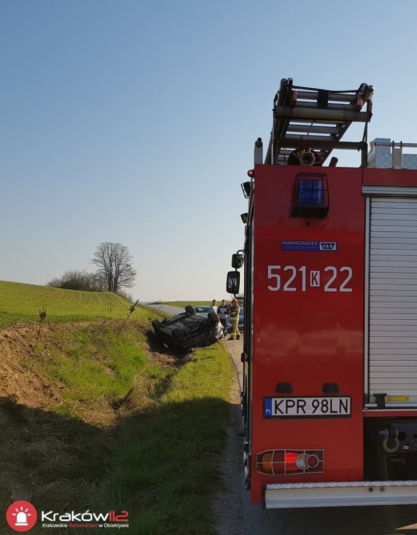 Proszowickie. Samochód osobowy dachował w Bolowie w gminie Pałecznica