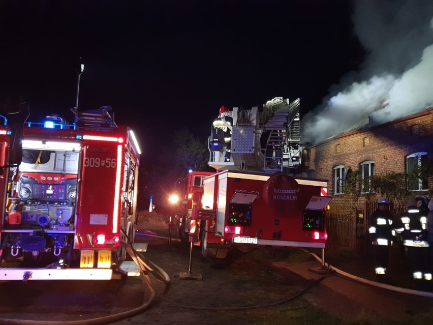Strażacy walczyli z pożarem domu w miejscowości Grajewo.
