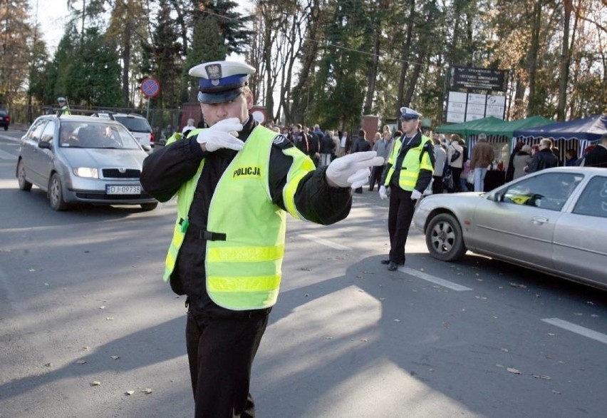 Kierowco, przygotuj się na zmiany organizacji ruchu przy cmentarzach! Co i kiedy zmieni się w Wągrowcu, Damasławku, Gołańczy...