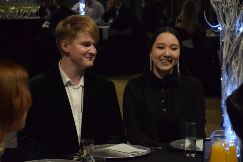 Studniówka 2023. Tak podczas studniówki bawili się uczniowie z I Liceum Ogólnokształcącego im. Tadeusza Kościuszki  w Koninie [FOTO i WIDEO]