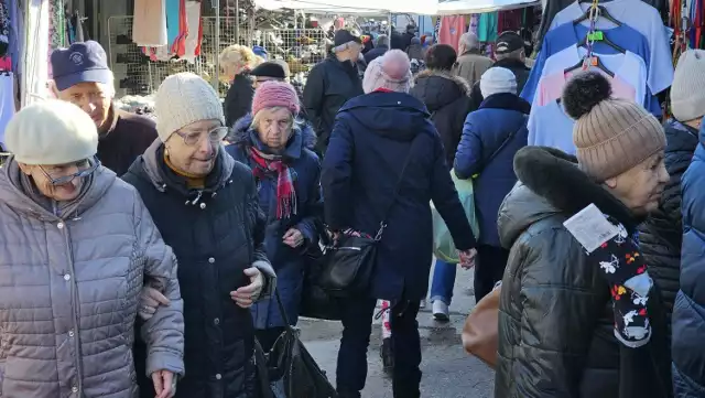 Mnóstwo ludzi robiło zakupy w piątek, 16 lutego na kieleckich bazarach. Zobacz zdjęcia >>>