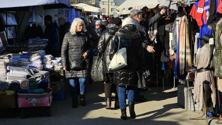 Takich tłumów na kieleckich bazarach dawno nie było! Piękna pogoda przyciągnęła mnóstwo ludzi na zakupy. Zobacz zdjęcia 
