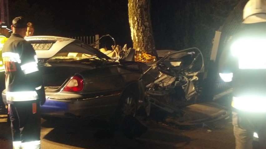 Wypadek w Tuchomiu - nie żyje kierowca jaguara i pasażer. Dwóch mężczyzn jest poważnie rannych