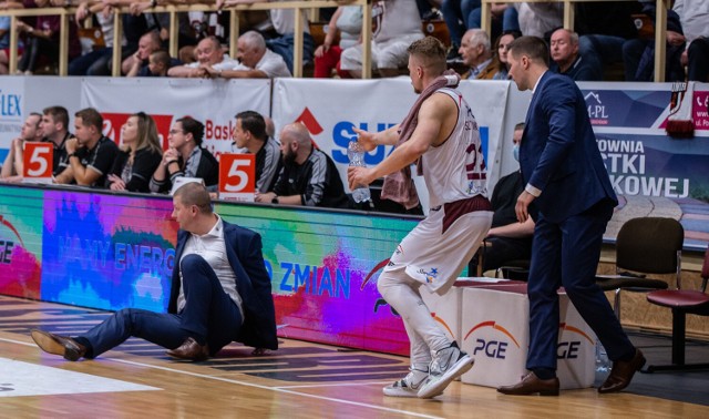 Trener Marek Łukomski w pierwszej połowie poślizgnął się i upadł na parkiet. To symboliczny obrazek. Cała Spójnia potknęła się w derbach