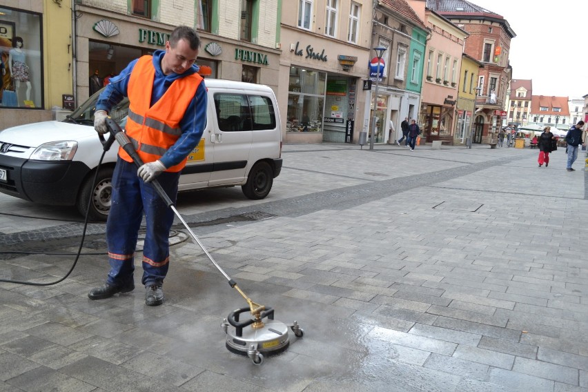 Czyszczą deptak w Rybniku