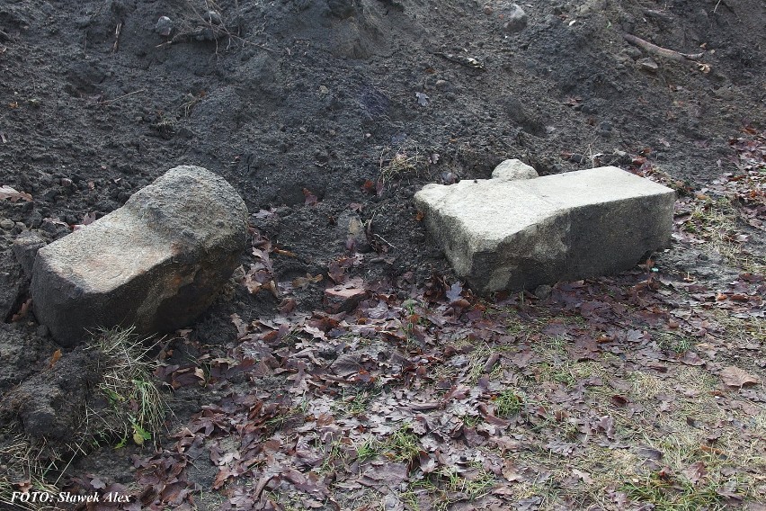 Park Batorego w Stargardzie. Podczas budowy ścieżki rowerowej ziemia odkryła fragmenty nagrobków i kości. Nie zostały od razu zabezpieczone