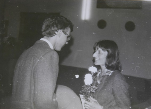 Dzień Kobiet w szczecineckim ogólniaku, lata 80. XX wieku, kwiatka odbiera pani profesor Danuta Nowak, nauczycielka chemii