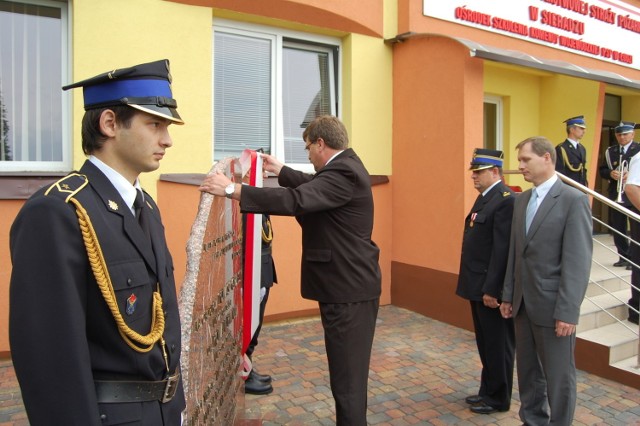 Starosta sieradzki Dariusz Olejnik, odsłania obelisk poświęcony tragiczne zmarłym strażakom