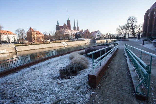 Drugiego dnia Świąt Bożego Narodzenia pogoda we Wrocławiu dopisała! Od wczoraj mróz trzyma w najlepsze. Według danych IMGW we Wrocławiu dzisiaj, przy bezchmurnym niebie było od -1 do -4 stopni C, a odczuwalna temperatura w niektórych miejscach to nawet -8 stopni C, w nocy będzie spadać.  Mróz we Wrocławiu utrzyma się ma do wtorku. Ostrzeżenia o silnym mrozie IMGW wydało dla kilku powiatów na Dolnym Śląsku: Jelenia Góra, kamiennogórski, karkonoski, kłodzki, Wałbrzych i wałbrzyski. Lokalnie w obniżeniach terenu prognozuje się temperaturę minimalną około -16°C. Wiatr o średniej prędkości do 10 km/h.