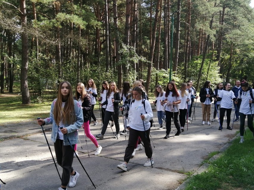 Włóczykije ZS1 Łączą Pokolenia. Pełen atrakcji marsz nordic walking