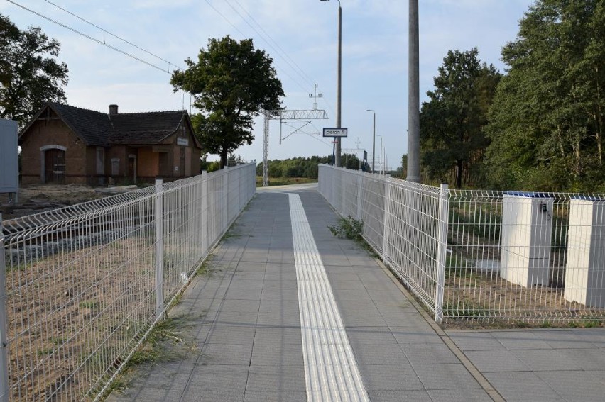 Wyremontowany peron (przy przejeździe kolejowym) w Sokołowie...