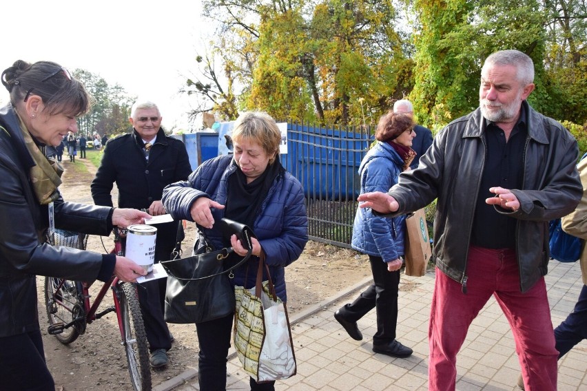 Rekordowy wynik kwesty na stary cmentarz na Piaskach w Tarnobrzegu - Miechocinie. Zebrano blisko 25 tysięcy złotych