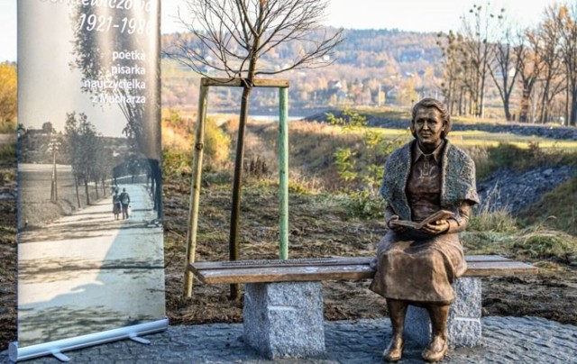 Ławeczka - rzeźba poetki stanęła przy Jeziorem Mucharskim. W pobliskiej szkole w Jaszczurowej przygotowano małe muzeum jej poświęcone.